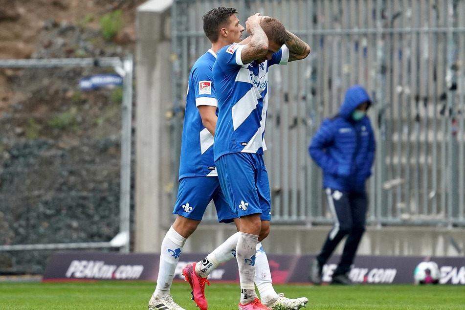 Das dürfte auch Lilien-Kicker Tobias Kempe (v.) ärgern: Das für Sonntag angesetzte Spiel des SV Darmstadt 98 beim VfL Osnabrück wurde verschoben.