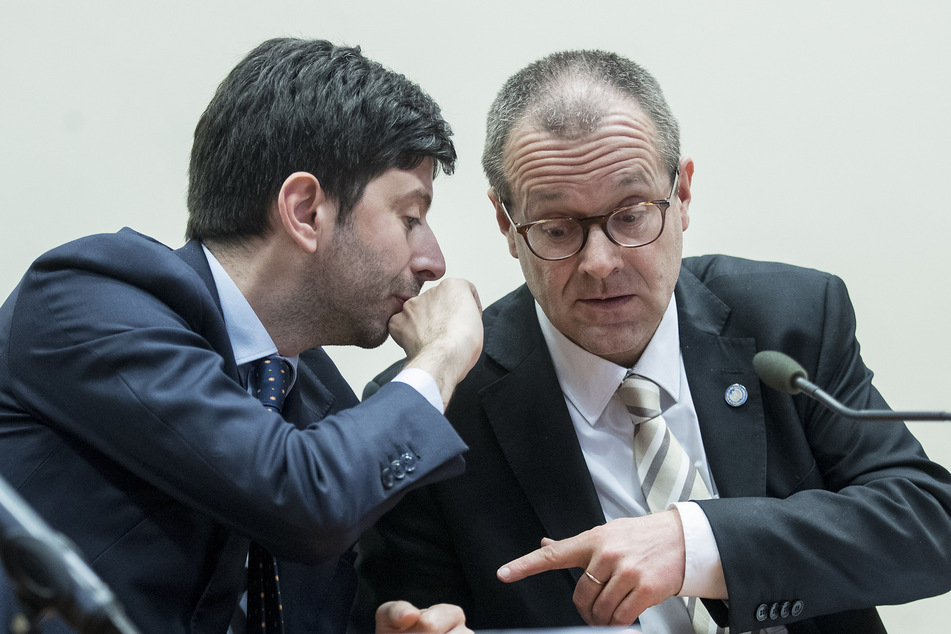 Roberto Speranza (l), italienischer Gesundheitsminister, spricht während des Coronavirus-Gipfels mit Vertretern der EU, mit Hans Kluge, Chef der Weltgesundheitsorganisation Region Europa.