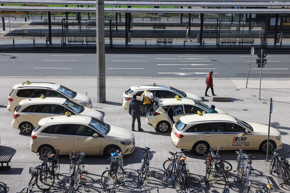 Der 12-Jährige wurde am Taxistand vor dem Hauptbahnhof von zwei Männern aufgefordert seine Wertsachen herauszugeben. (Archivbild)