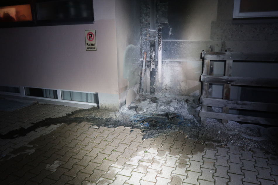 Überreste eines abgebrannten Papiercontainers bei einer Asylbewerberunterkunft im niederbayerischen Simbach. Ein 42-Jähriger soll im Oktober 2021 hier Feuer gelegt haben.