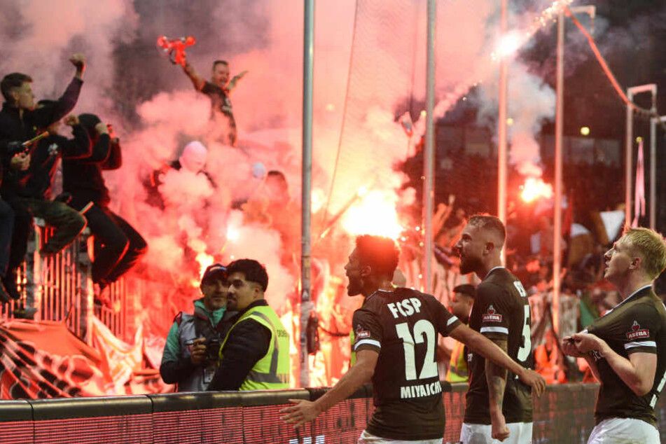 Während die Spieler des FC St. Pauli über ihr Tor jubelten, zündeten ihre Anhänger Pyrotechnik.