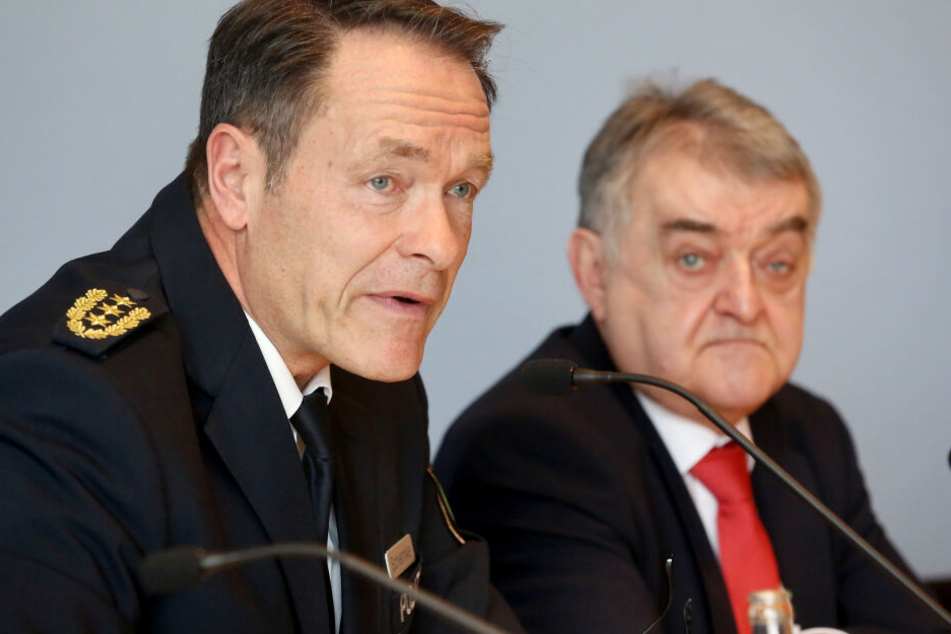 Der nordrhein-westfälische Innenminister Herbert Reul (CDU, r) und Michael Schemke, Inspekteur der Polizei Nordrhein-Westfalen.