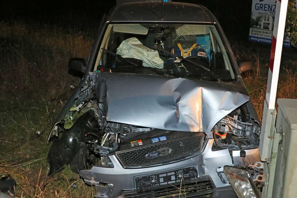 Schwerer Unfall in Weißwasser: Auto rammte eine Ampel, die donnerte auf die Straße