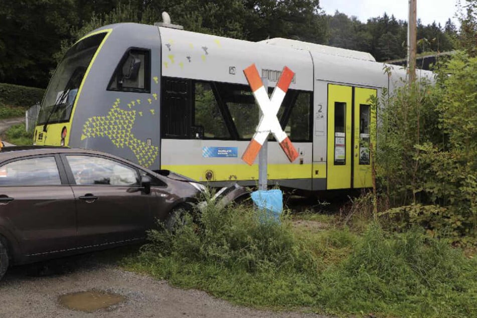 Die Regionalbahn entgleiste durch den Aufprall.