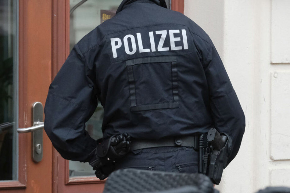 Ein Polizist im Einsatz. (Symbolbild)