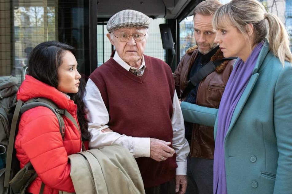 Die angehende Neurochirurgin Lilly Phan bringt den verwirrten Peter Jäger in die Klinik.