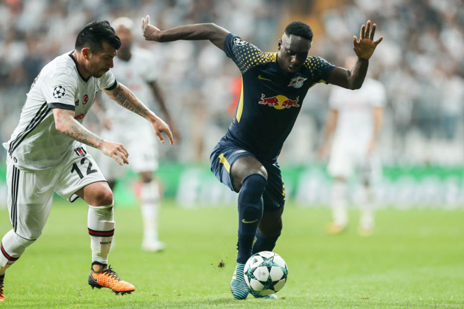 Im Hinspiel gab's für RB Leipzig (hier Jean-Kevin Augustin (r.) gegen Gary Medel) in Istanbul nichts zu holen.