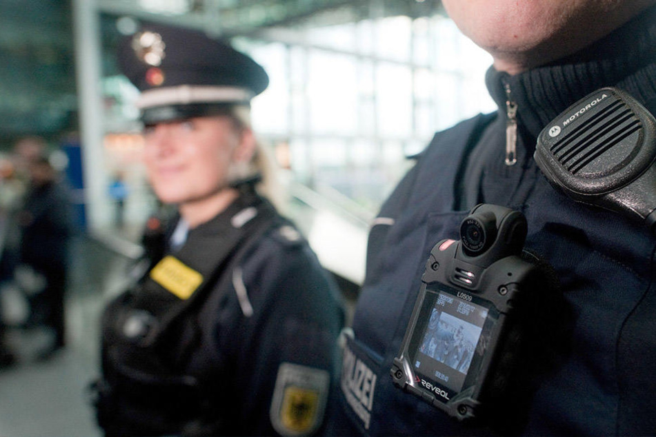 Im Magdeburger Hauptbahnhof attackierte eine Frau einen jungen Polizisten (Symbolbild).