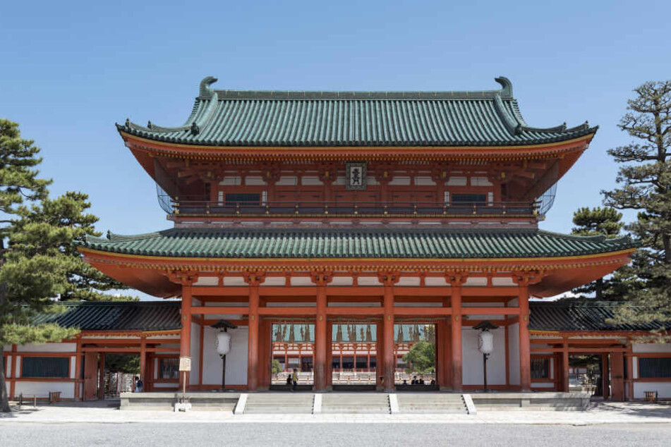 Das Haupttor des Heian Jingu Shinto-Schreins in Kyoto. Vorspringende Dächer sind typische Elemente der Architektur von japanischen Pagoden und Tempeln.