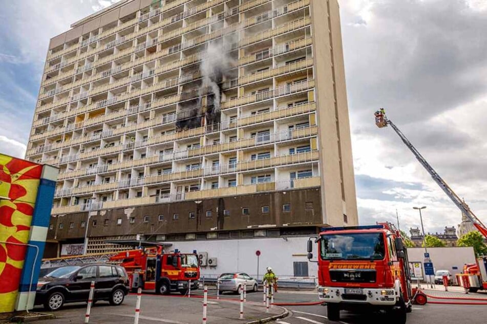 Am Männertag musste die Feuerwehr zu einem Brand im Hochhaus am Pirnaischen Platz ausrücken.