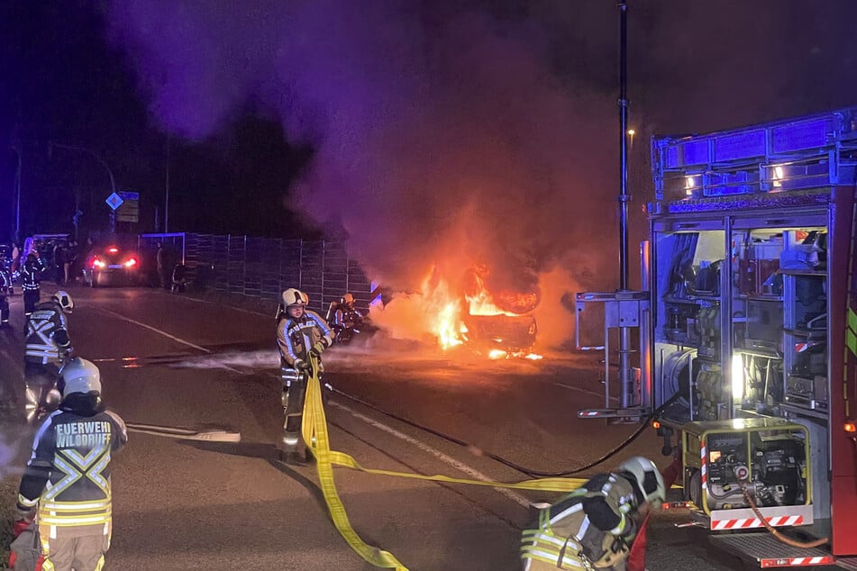 Einsatzkräfte der Freiwilligen Feuerwehr Wilsdruff löschten am Freitagabend eine brennende C-Klasse.