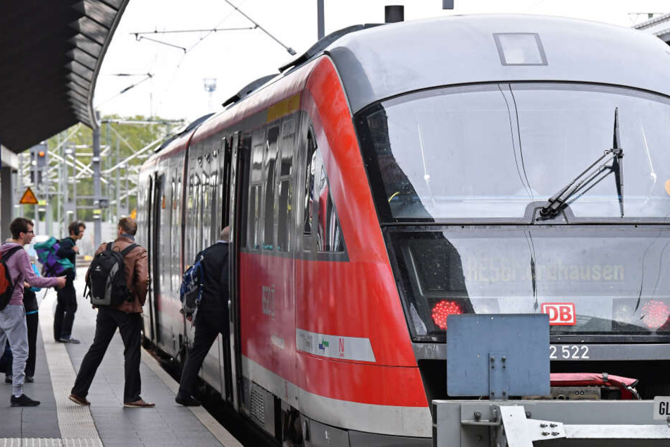 Der Mann setzte sich direkt vor dem Zug auf die Gleise, als dieser losfahren wollte. (Symbolbild)