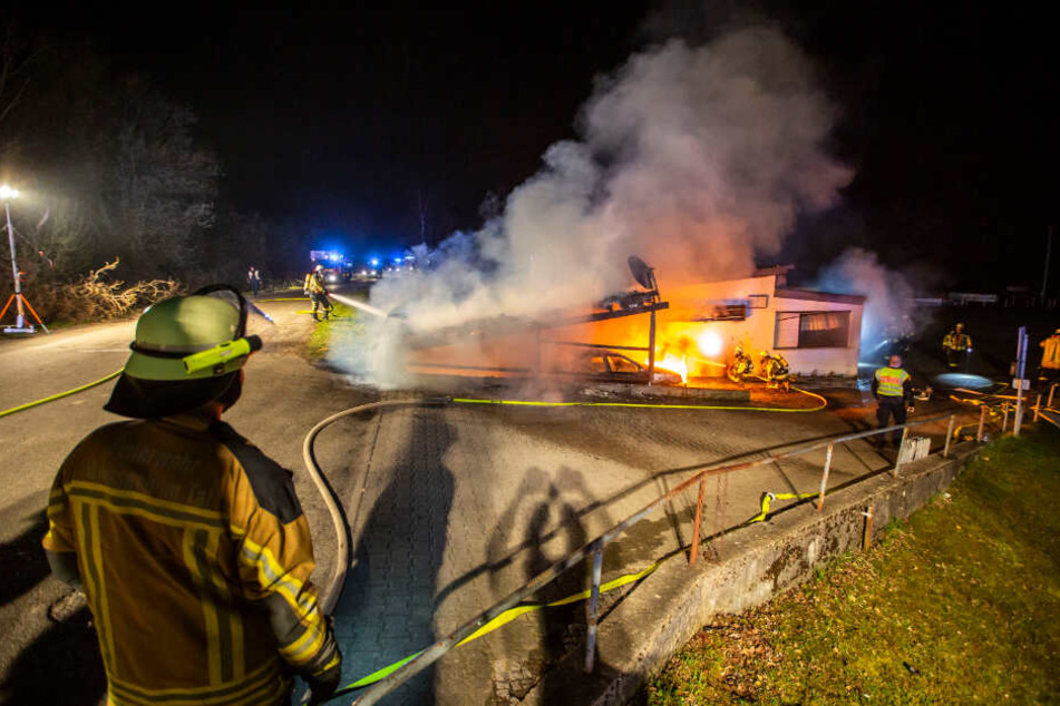 Das Feuer brach in einem Carport aus und breitet sich auf das Gebäude aus.