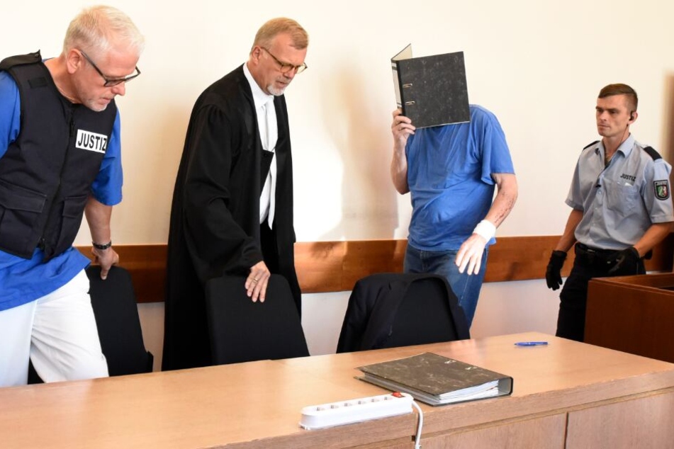 Andreas V. (2. v. r.) ist im Gefängnis an einer Gürtelrose erkrankt.