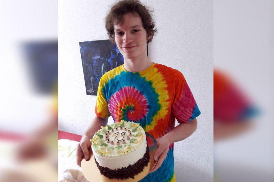 Geburtstagskind Fritz Wagner (19) mit seiner Torte.