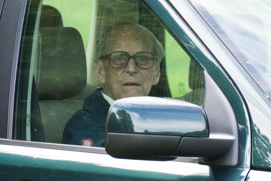 Wie auf diesem Bild saß Prinz Philip auch bei dem Unfall am Steuer.