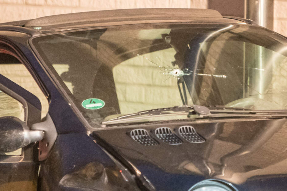 In der Frontscheibe des Autos ist ein Einschussloch klar zu erkennen.