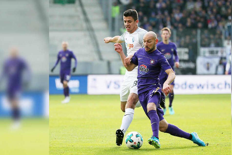 Philipp Riese und Anthony Losilla im Kampf um den Ball.