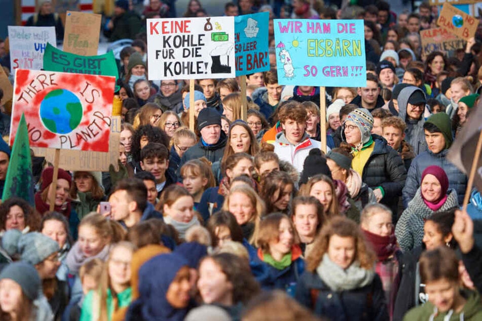 Seit Wochen demonstrieren junge Leute wie hier in Bonn freitags für einen besseren Klimaschutz.