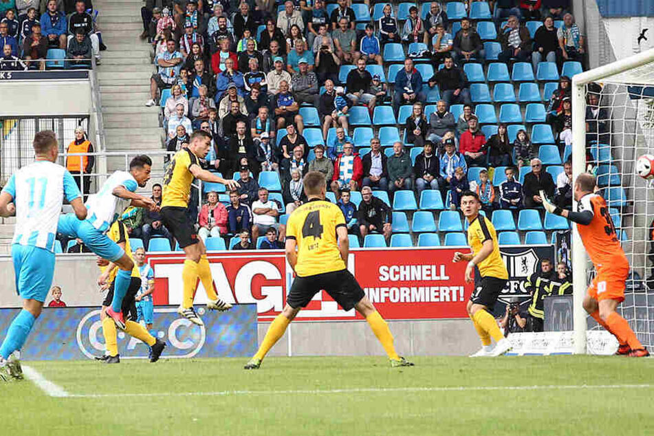 Das Hinspiel gegen den VfB Auerbach gewannen die Chemnitzer mit 2:1. Hier köpft Kostadin Velkov zum 1:0 ein.