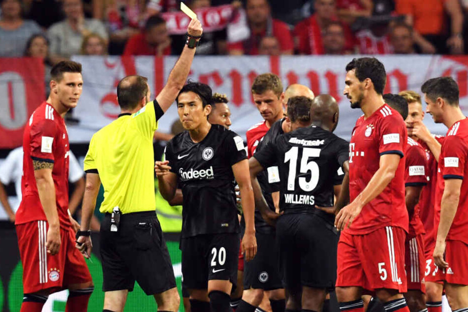 Schiedsrichter Marco Fritz zeigte Bayerns Mats Hummels (r) nur die Gelbe Karte.