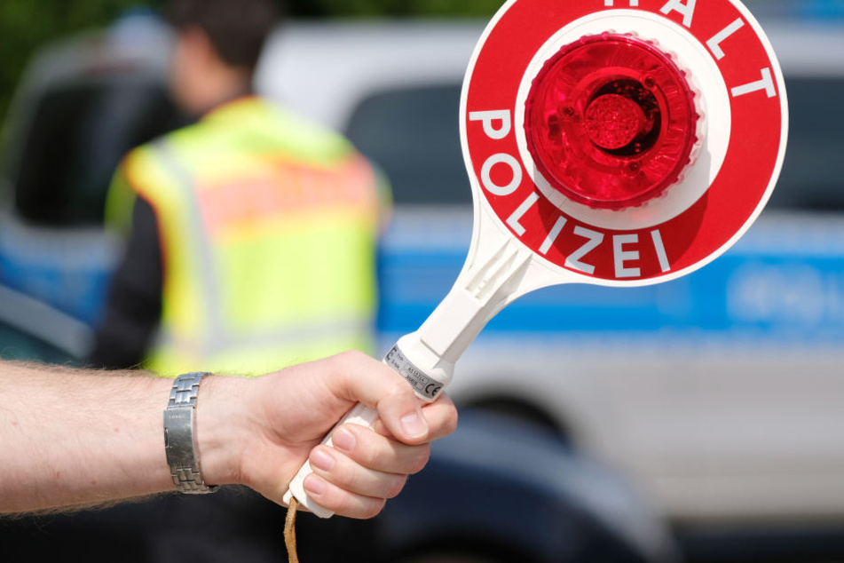 Aus der Vekehrskontrolle wurde nichts: Der Mercedes-Fahrer flüchtete.