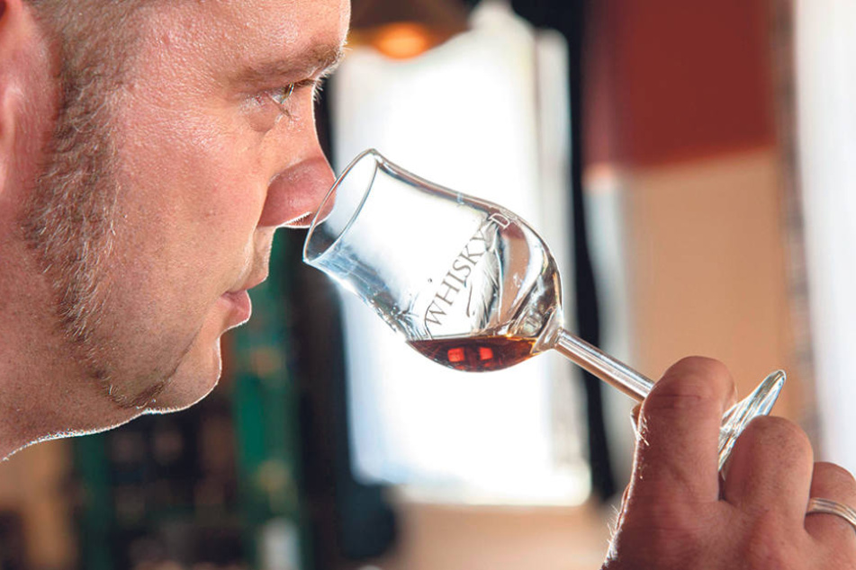 Whisky-Experte Rabe schnuppert auch am Samstag wieder ganz genüsslich.