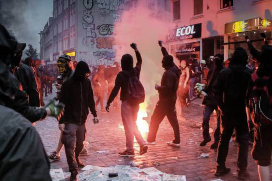 Autonome randalieren während des G20 Gipfels im Schanzenviertel in Hamburg. (Archivbild)