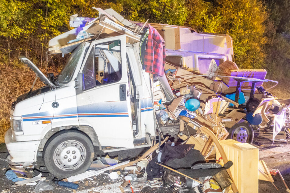 Am Montagabend kam es auf der A70 zu einem verheerenden Unfall, bei dem ein Lkw in ein stehendes Wohnmobil krachte.