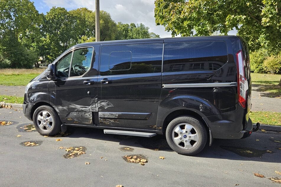 Der ältere Herr streifte den Ford seitlich und sorgte für starke Beschädigungen.