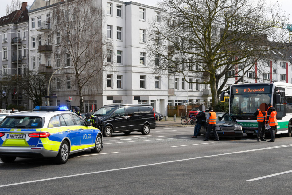 Am Mittag krachte der Linienbus auf der Hoheluftchaussee in den Mercedes.