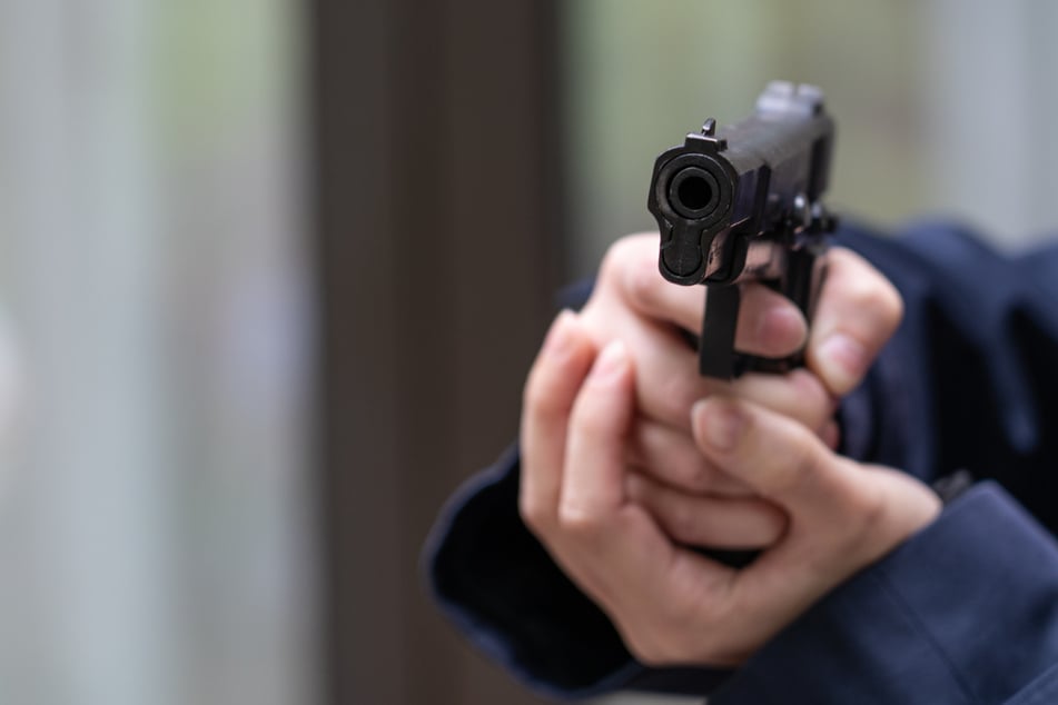 Aufregung in Halle: Bewaffneter Mann überfällt Lotto-Laden und flüchtet