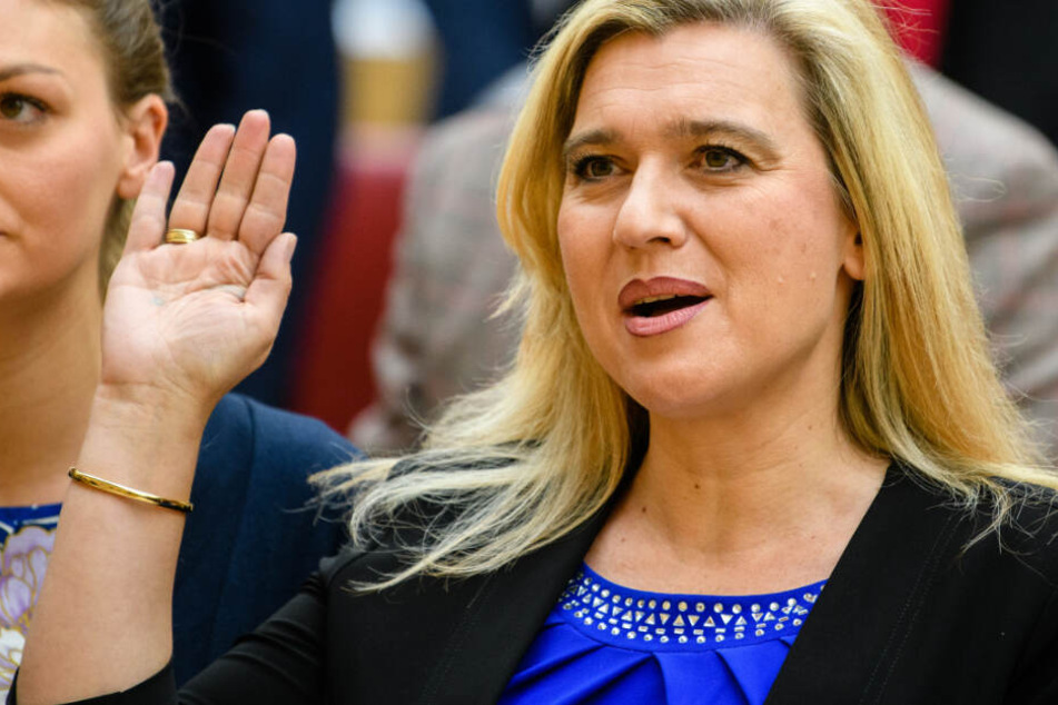 Melanie Huml wirbt auf der Altenpflege-Messe in Nürnberg für den Pflegeberuf.