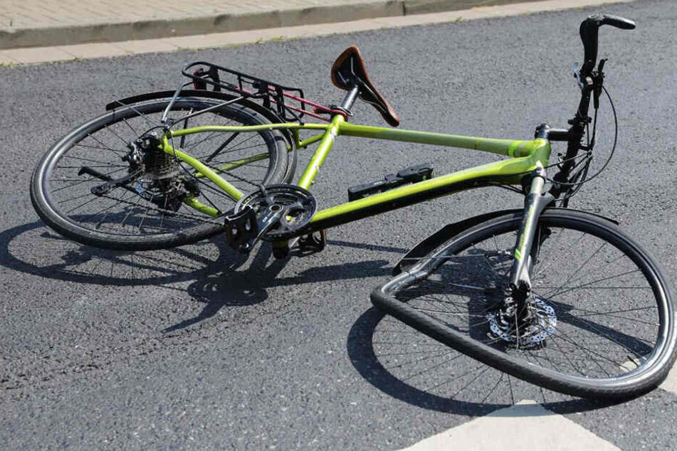 Der vordere Reifen des Fahrrads wurde bei dem Unfall schwer beschädigt.
