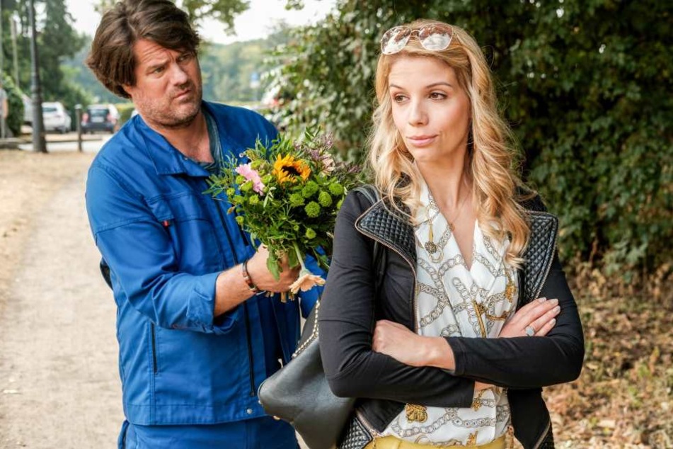 Isabel Vollmer als Britta mit Schauspieler-Kollege Tim Olrik Stöneberg in der RTL-Serie "Freundinnen - Jetzt erst recht".