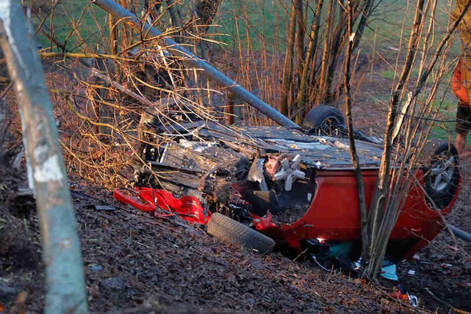 Als das Fahrzeug den Hang hinabstürzte, fällte es noch einen Mast und einen Baum.