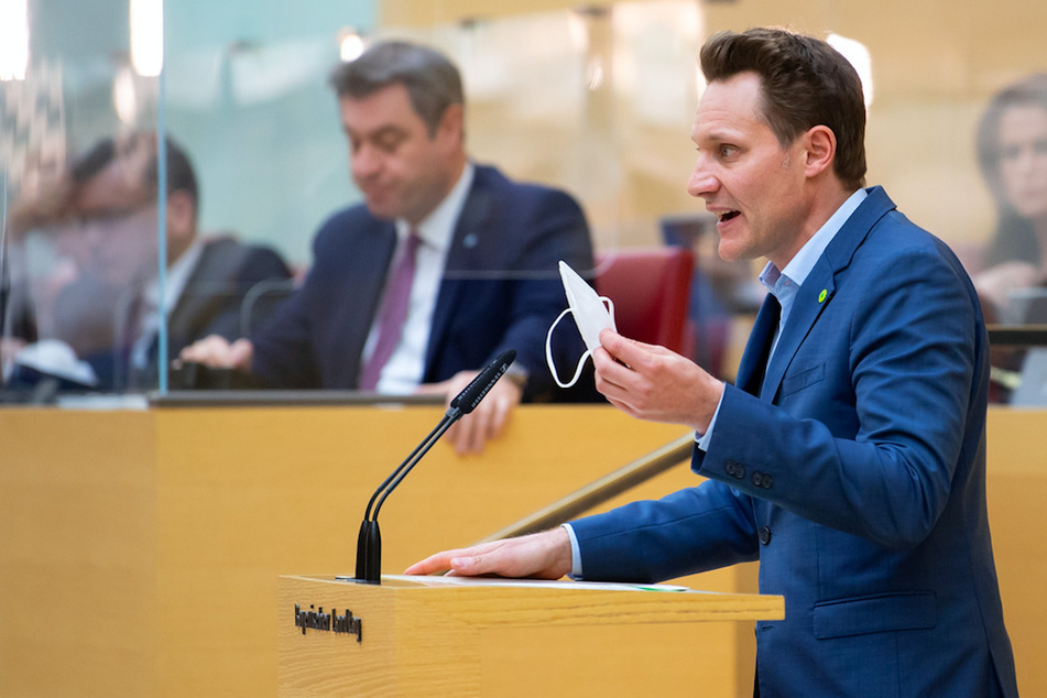 Ludwig Hartmann (42, r.), Fraktionsvorsitzender von Bündnis 90/Die Grünen, spricht im bayerischen Landtag während einer Plenarsitzung. Im Hintergrund verfolgt Markus Söder (54, CSU) die Rede.
