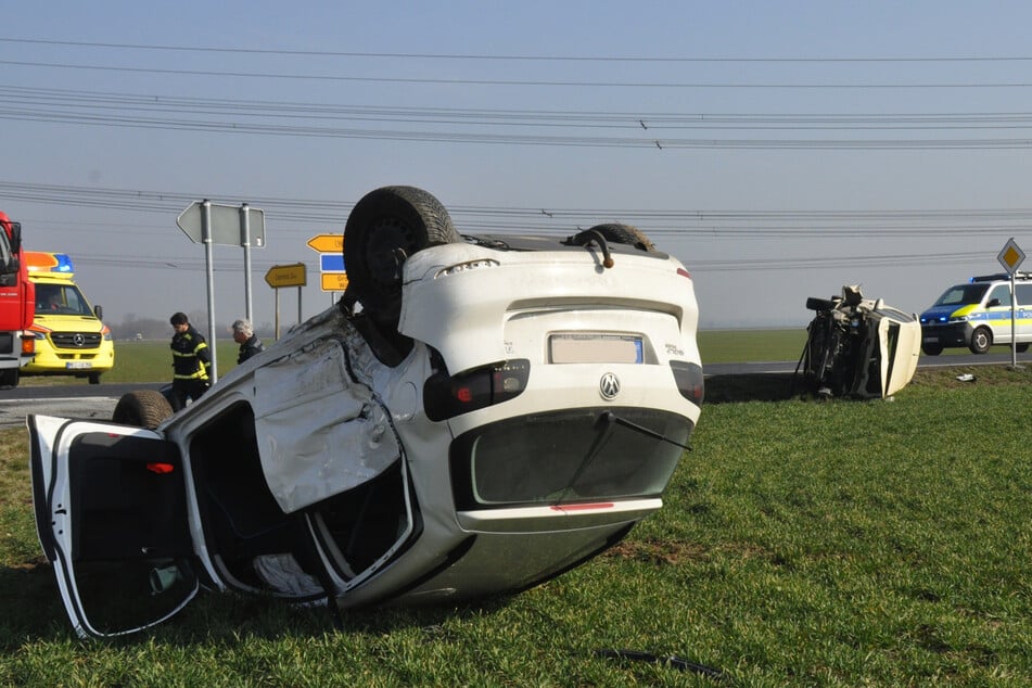 An der B98 knallten zwei VW-Fahrer zusammen.