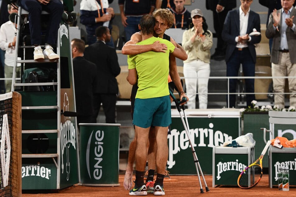 Kleine Geste, große Wirkung: Rafael Nadal (36, vorne) umarmt Zverev zum Abschied.