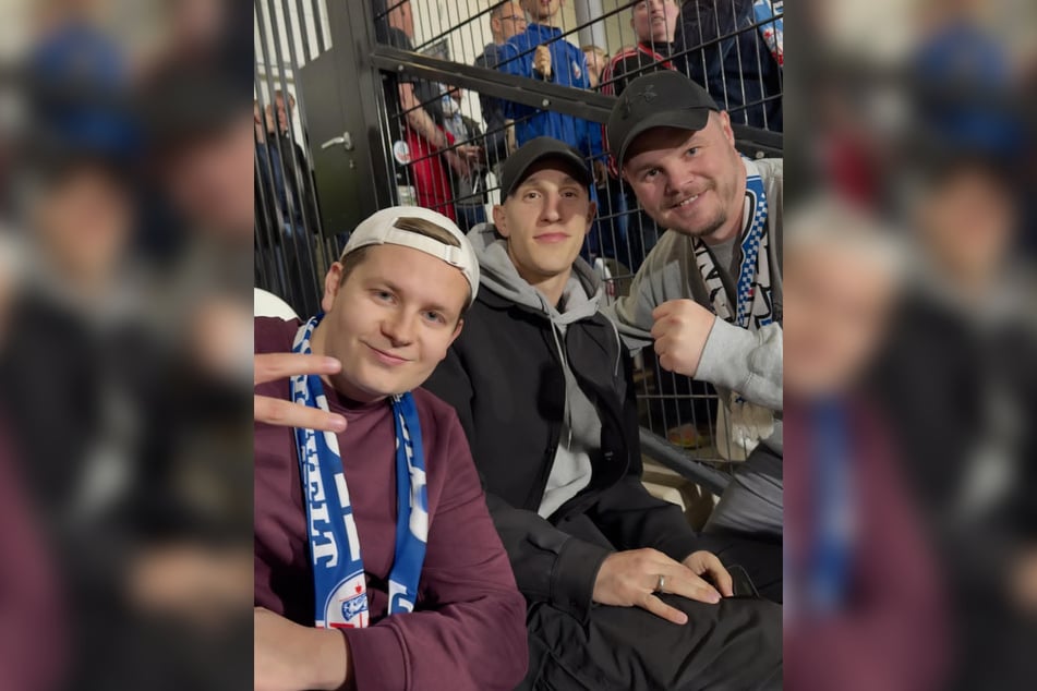 Nationalspieler Nico Schlotterbeck (26, M.) ließ sich am Mittwochabend mit Hansa-Fans ablichten. Links zu sehen ist Vlogger "Realmx".