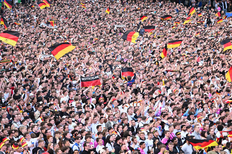 Tausende verfolgten beim Public Viewing in der Fanzone Frankfurt am Main das Eröffnungsspiel der EM.