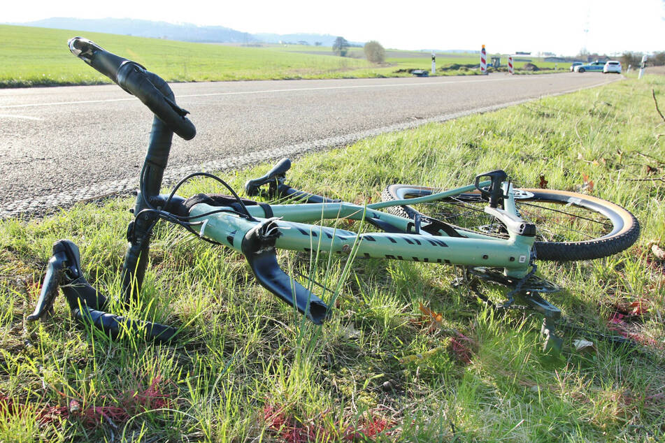 Die Schäden an Fahrrad und Ford zeigen die Stärke der Kollision.