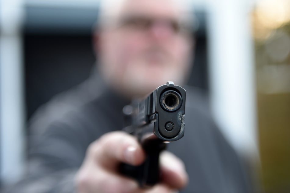 Plötzlich zog der 28-Jährige eine Pistole und hielt sie an die Schläfe seines Kontrahenten. (Symbolfoto)
