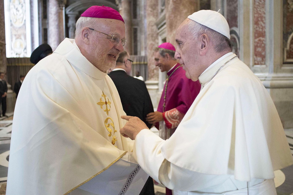 Treffen von Papst Franziskus (84, r.) mit dem Bischof von Stockholm, Anders Arborelius (71), anlässlich einer Heiligsprechungszeremonie.