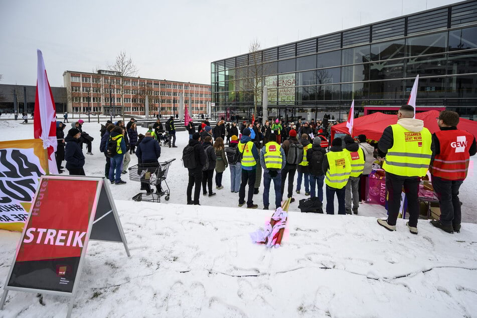 Rund 100 Studenten und Mitarbeiter demonstrierten vor der TU-Mensa.