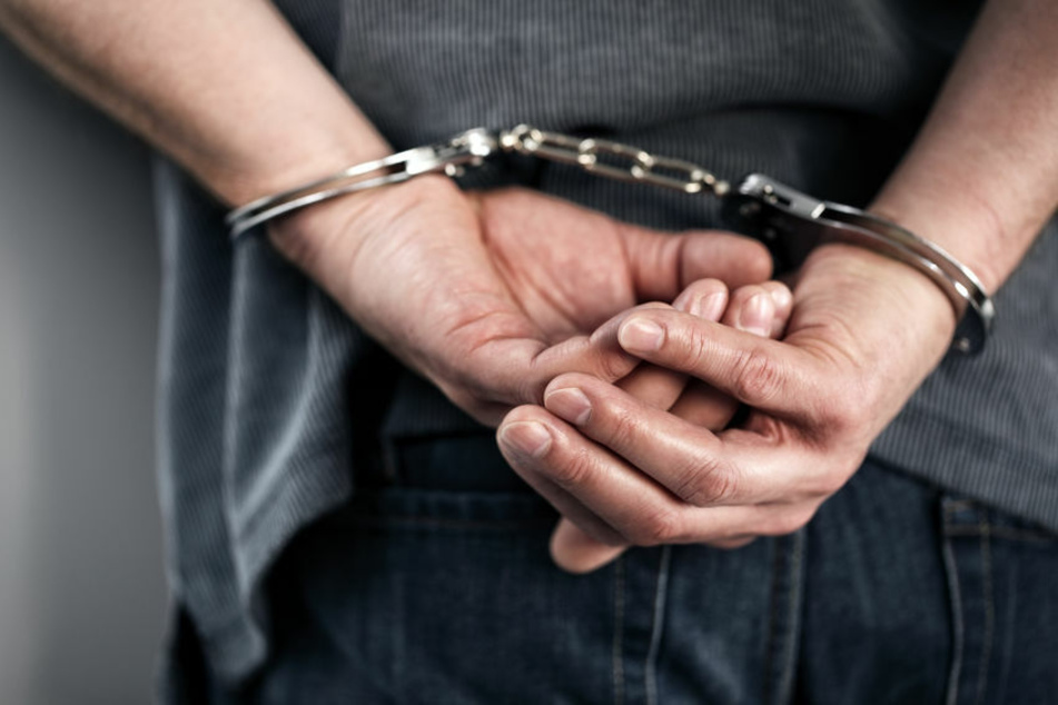 Für einen 35-Jährigen klickten am Donnerstag die Handschellen. (Symbolbild)