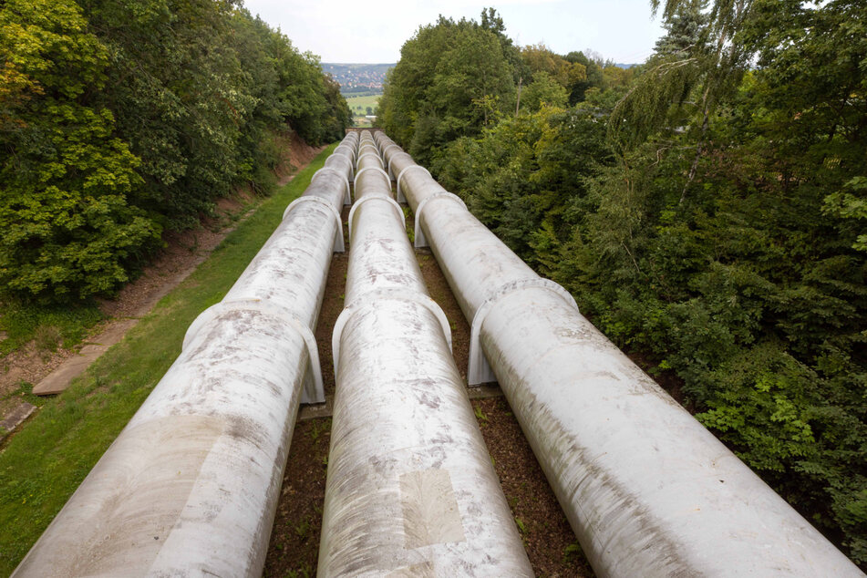 Die drei Wasserrohre leiten das Wasser den Berg hinauf oder lassen es wieder hinunterfließen.