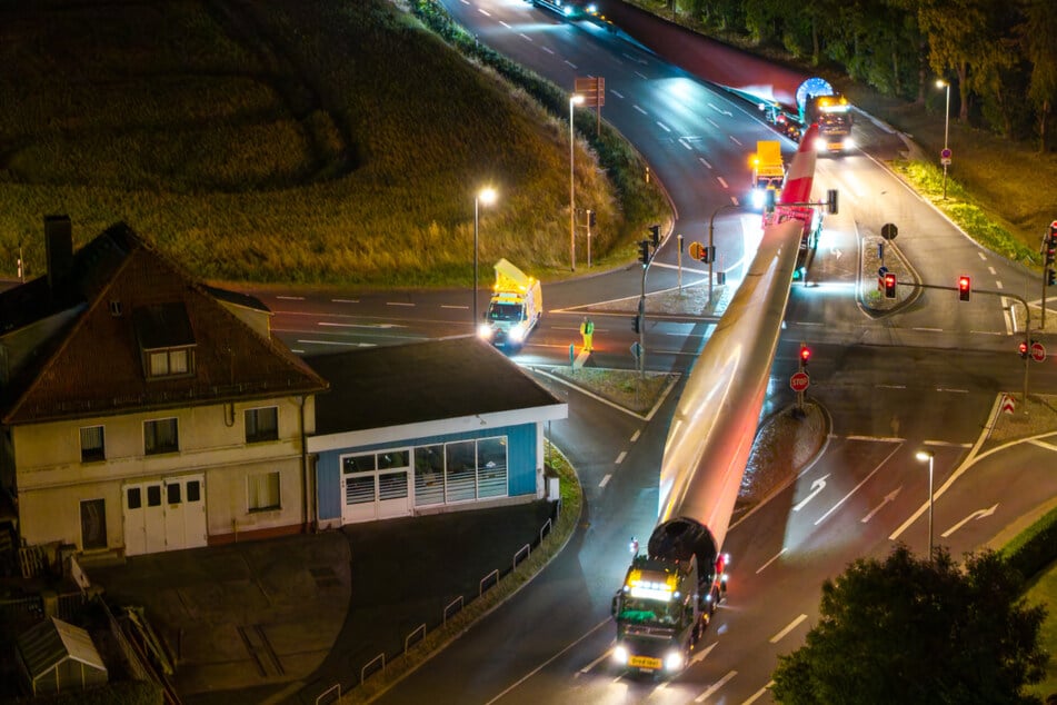Bauteile für Windrad durch Thüringen transportiert