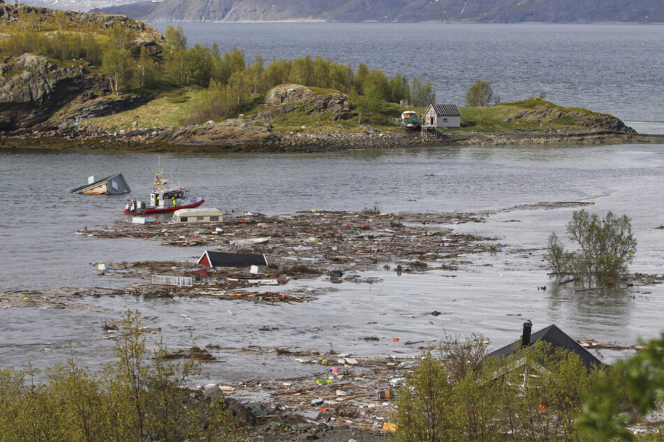 Treibgut und Trümmer von Häusern füllen die Bucht nach einem Erdrutsch in der Nähe von Alta im arktischen Norwegen.