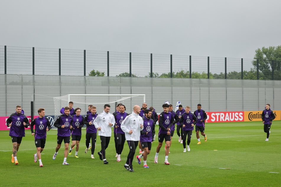 Bei ungemütlichen Bedingungen startete die Nationalmannschaft am Samstag kurz nach 11 Uhr ins Training.